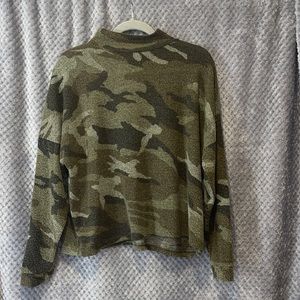 Dantelle Medium turtleneck camo print women’s long sleeve sweater